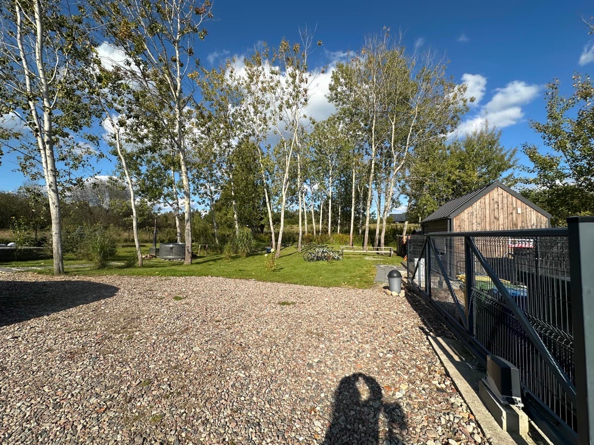 Widok na domek od strony ogrodu