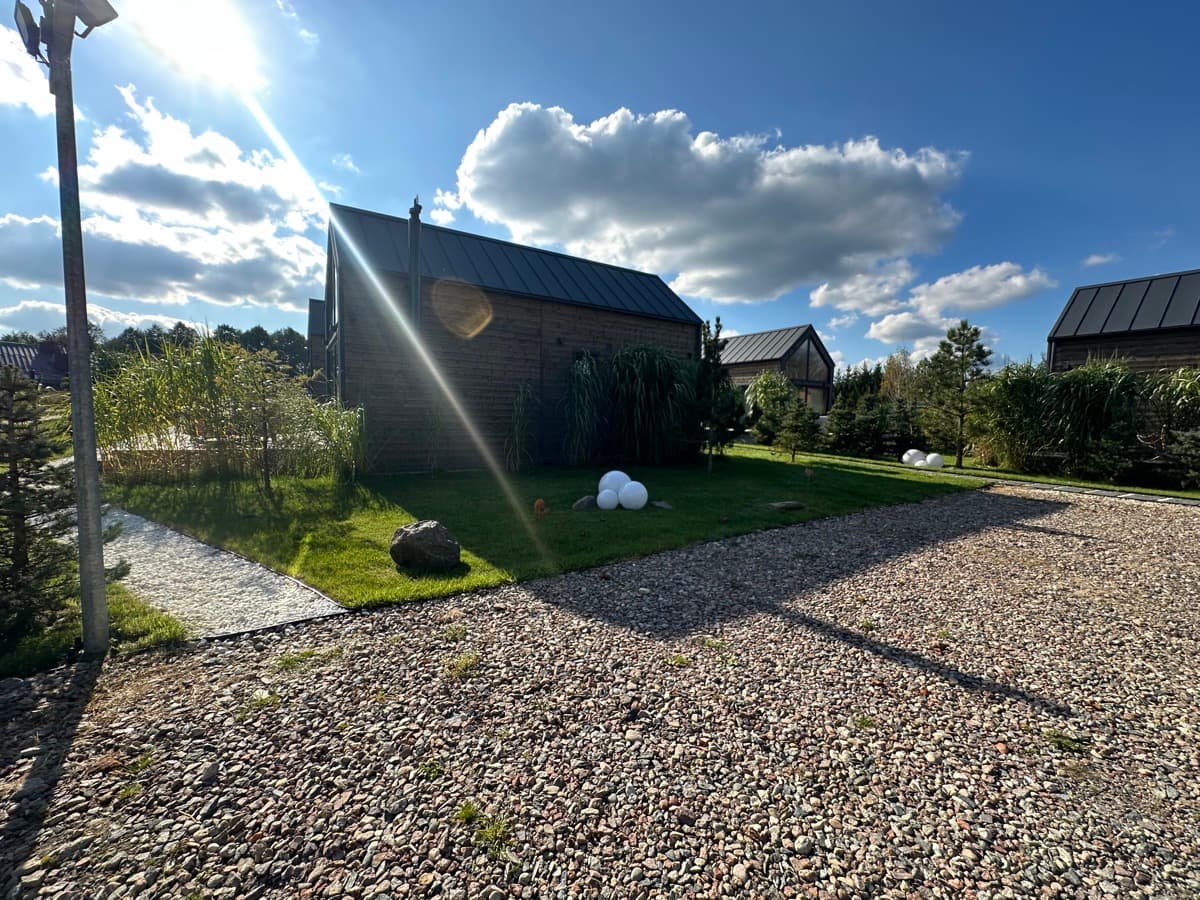 Domek z tarasem i kulami ogrodowymi