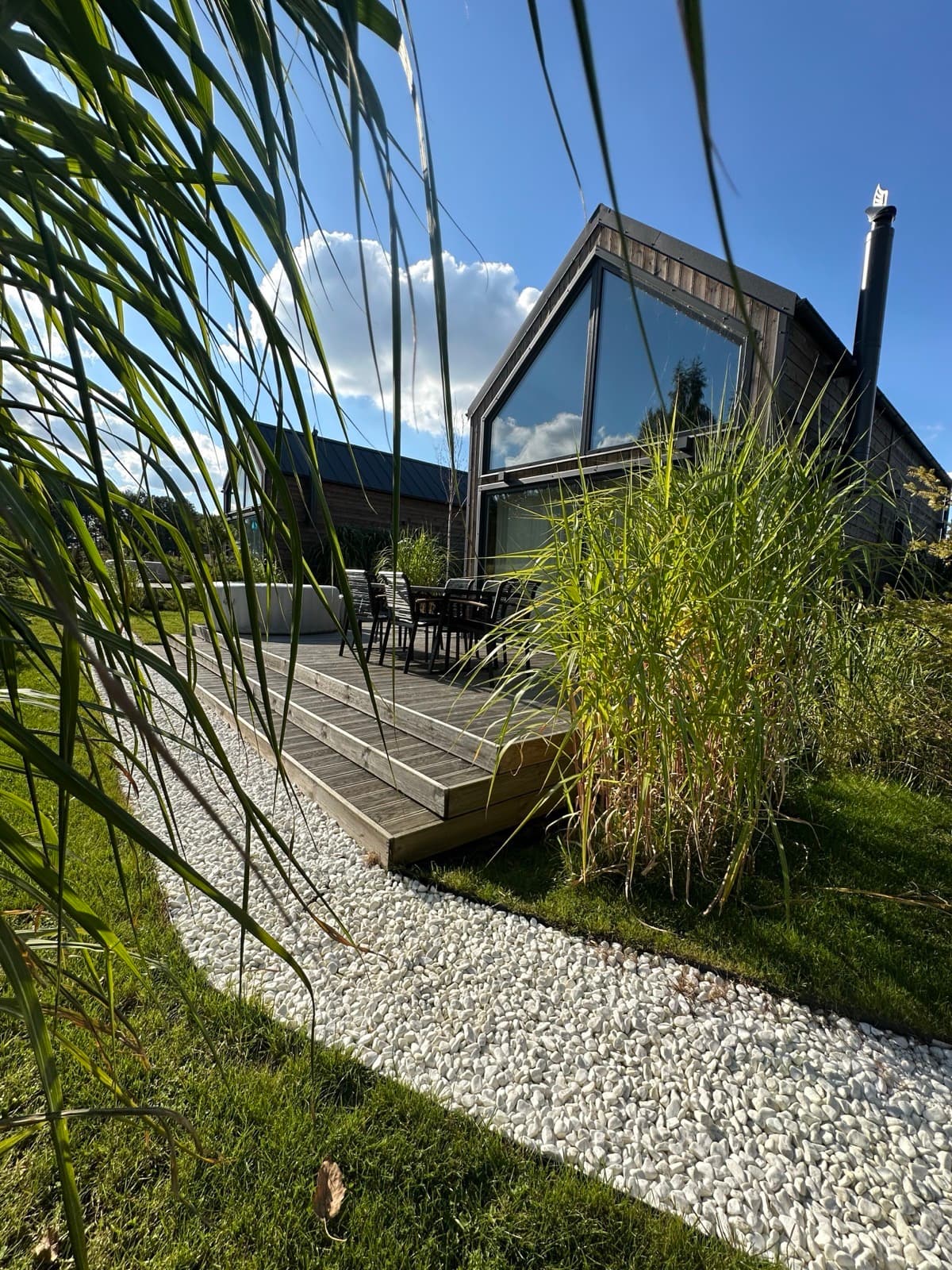 Fasada domku z dużymi oknami — słoneczny dzień