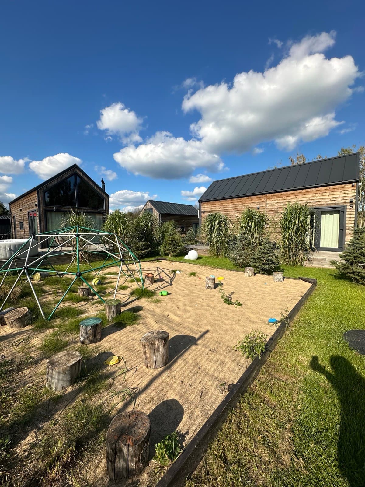 Domek z jacuzzi na tarasie — widok z oddali