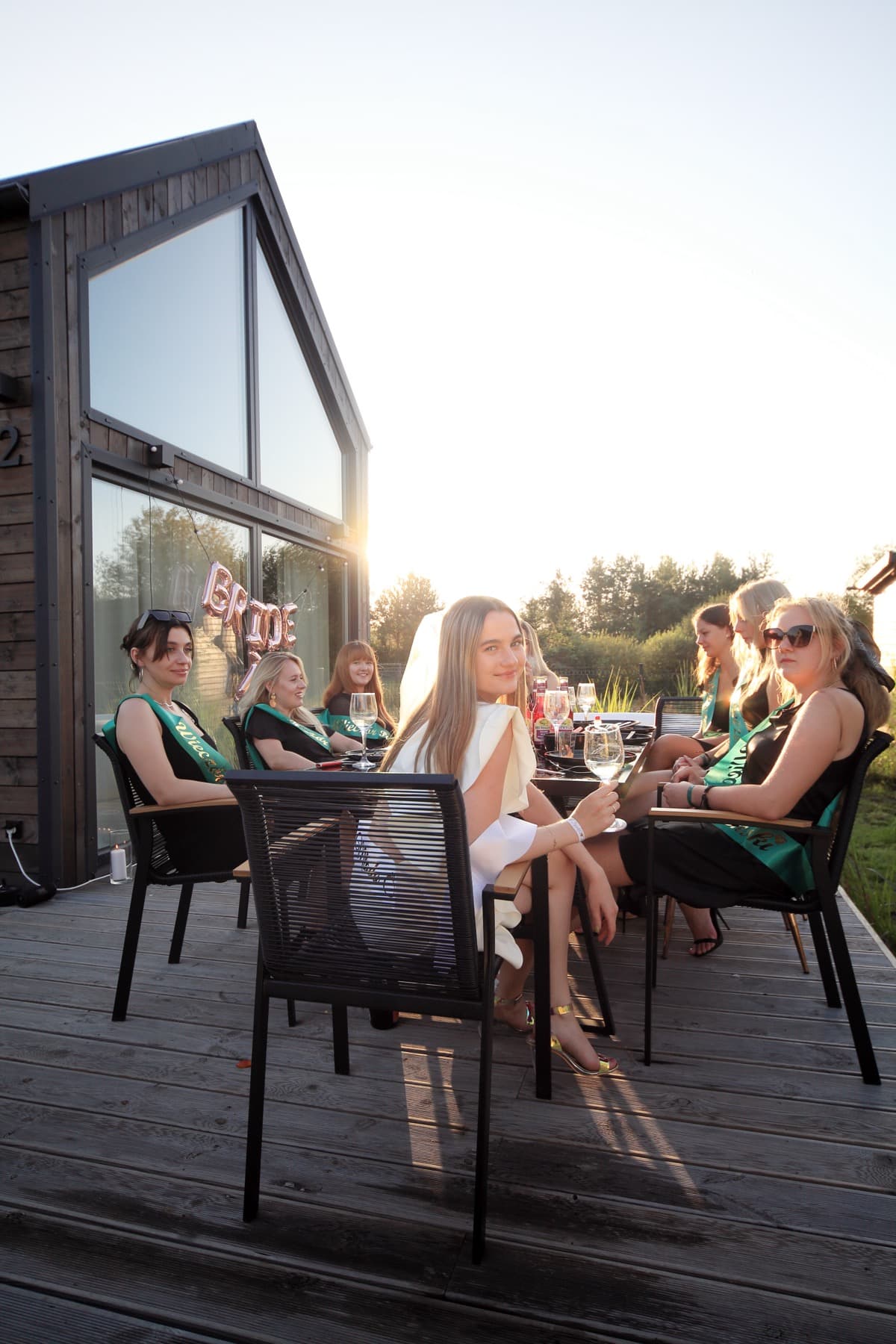 Wieczór panieński — grupa przy stole z banerem BRIDE