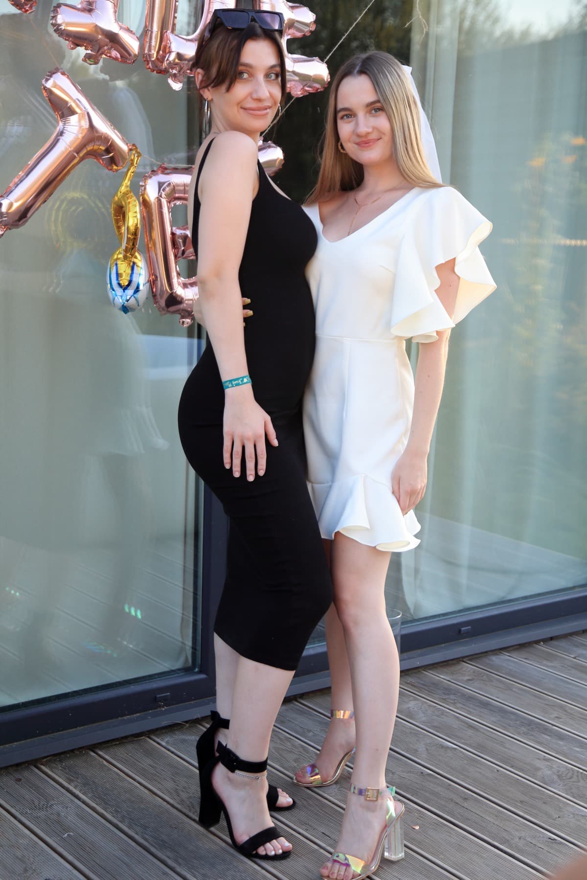 Przyjaciółki pozujące z dekoracjami na wieczorze panieńskim