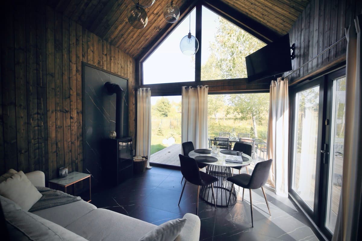 Sypialnia na antresoli z katedralnym sufitem i naturalnym światłem