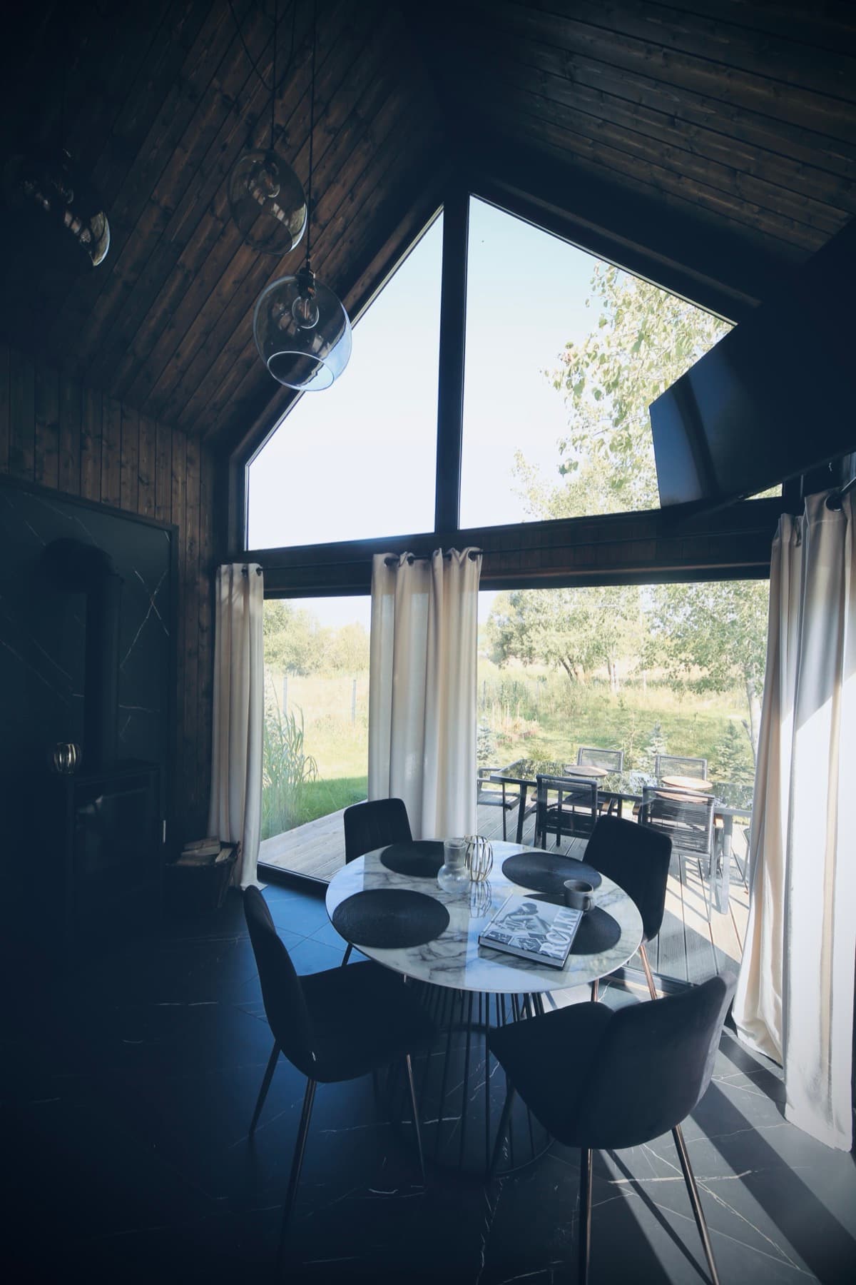 Jadalnia pod wysokimi oknami z marmurowym stołem