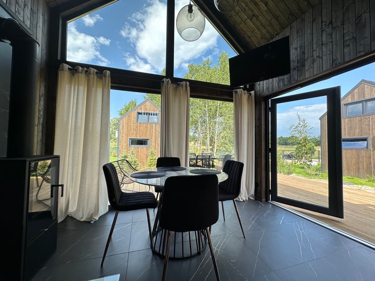 Jadalnia z dramatycznymi oknami od podłogi do sufitu