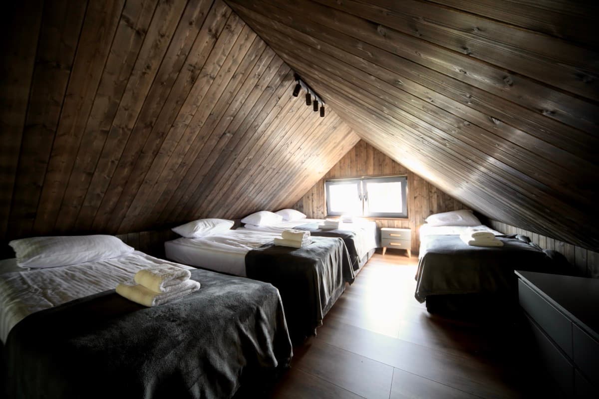 Widok z góry na salon z drewnianymi belkami i strefą wypoczynku