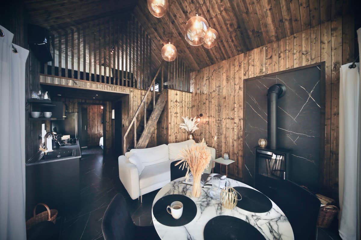 Elegancki salon z designerską sofą i ciepłym oświetleniem